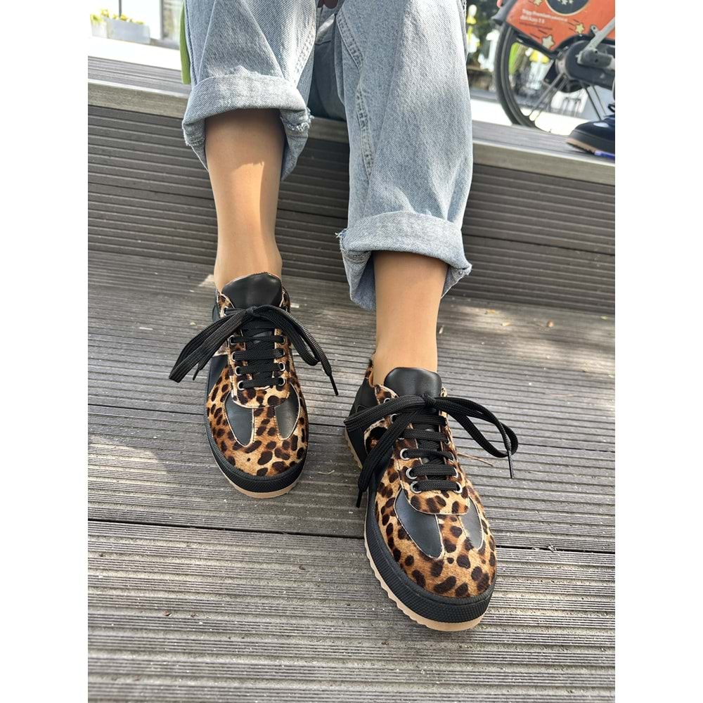 Siyah Komb Komb Desenli Bağcıklı Spor Ayakkabı